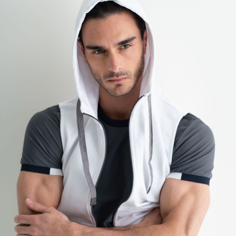 Ragazzo con gilet di felpa bianco con cappuccio e t-shirt tecnica